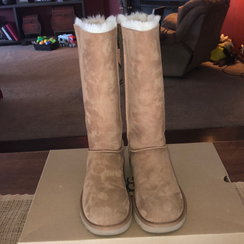 Only worn 3x UGG Classic II Bailey Bow Tall Boots!